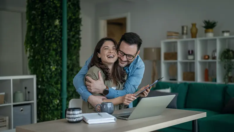 Paar eines Familienunternehmens arbeitet gemeinsam am Laptop
